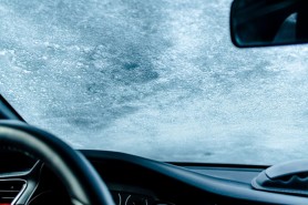 Îngheață parbrizul pe interior? Iată motivul și rezolvarea acestei probleme